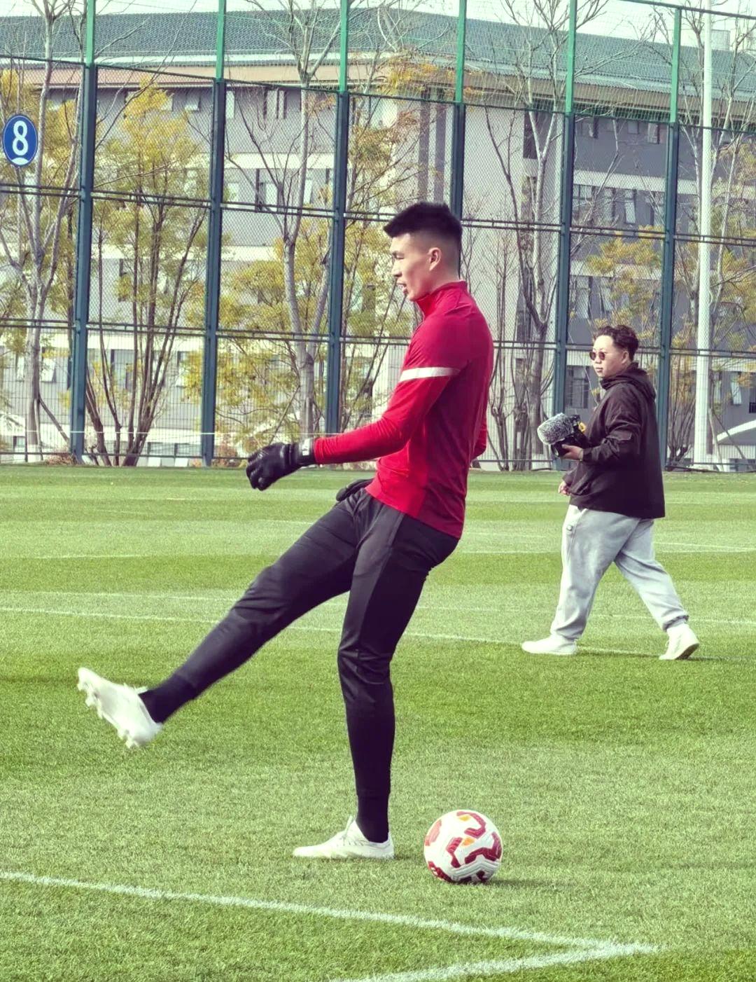 包含国际比赛日新疆广汇备战国王杯法兰克福造点机会备战中超之后，今晚上海海港豪取连胜的词条